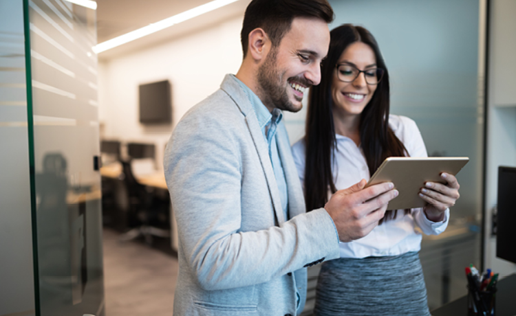 Lachend koppel met tablet