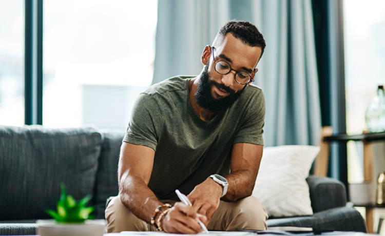 Man die iets opschrijft 750x460