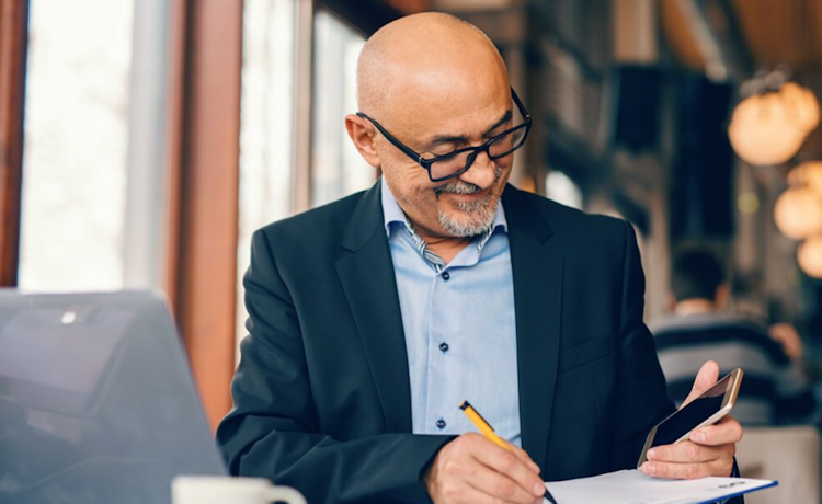 illustratie man met pen en mobiel