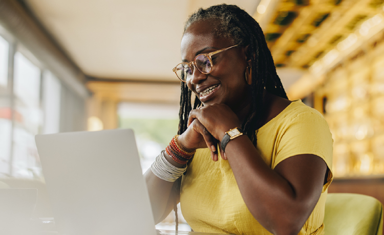 Vrouw laptop gele achtergrond