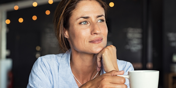 denkende vrouw met kopje koffie