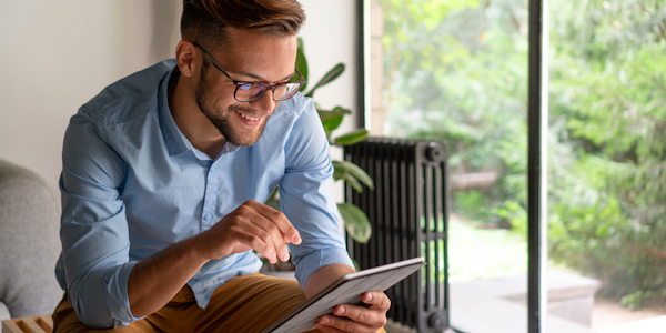 illustratie man kijkt op tablet