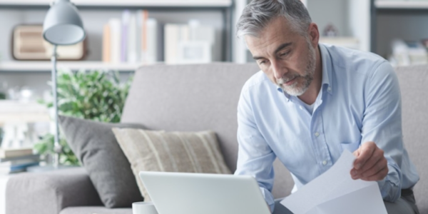 illustratie man achter laptop