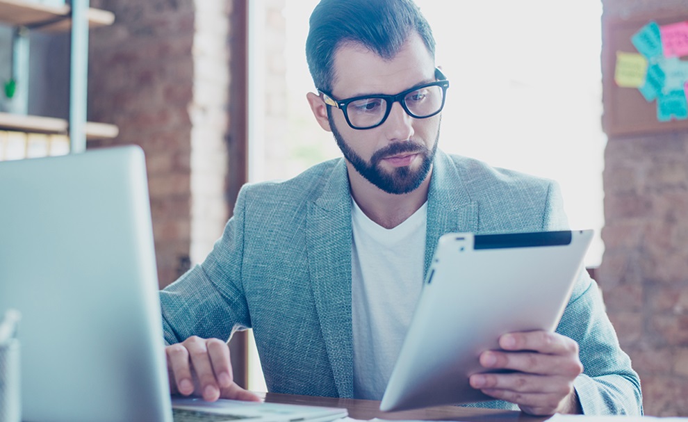 illustratie man achter laptop