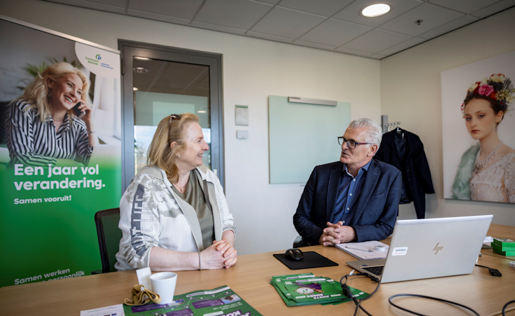 Illustratie man en vrouw op kantoor