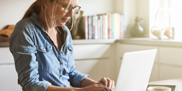 illustratie vrouw achter laptop