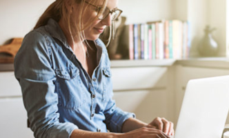 illustratie vrouw achter laptop