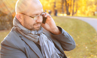 illustratie man is aan het bellen