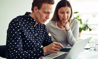 illustratie man in stippen overhemd en vrouw