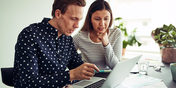 illustratie man en vrouw achter laptop