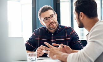 illustratie twee mannen aan het praten