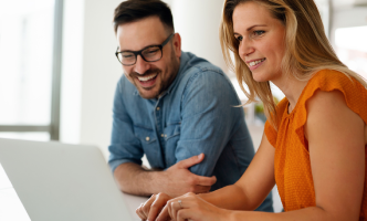 man en vrouw bij de laptop