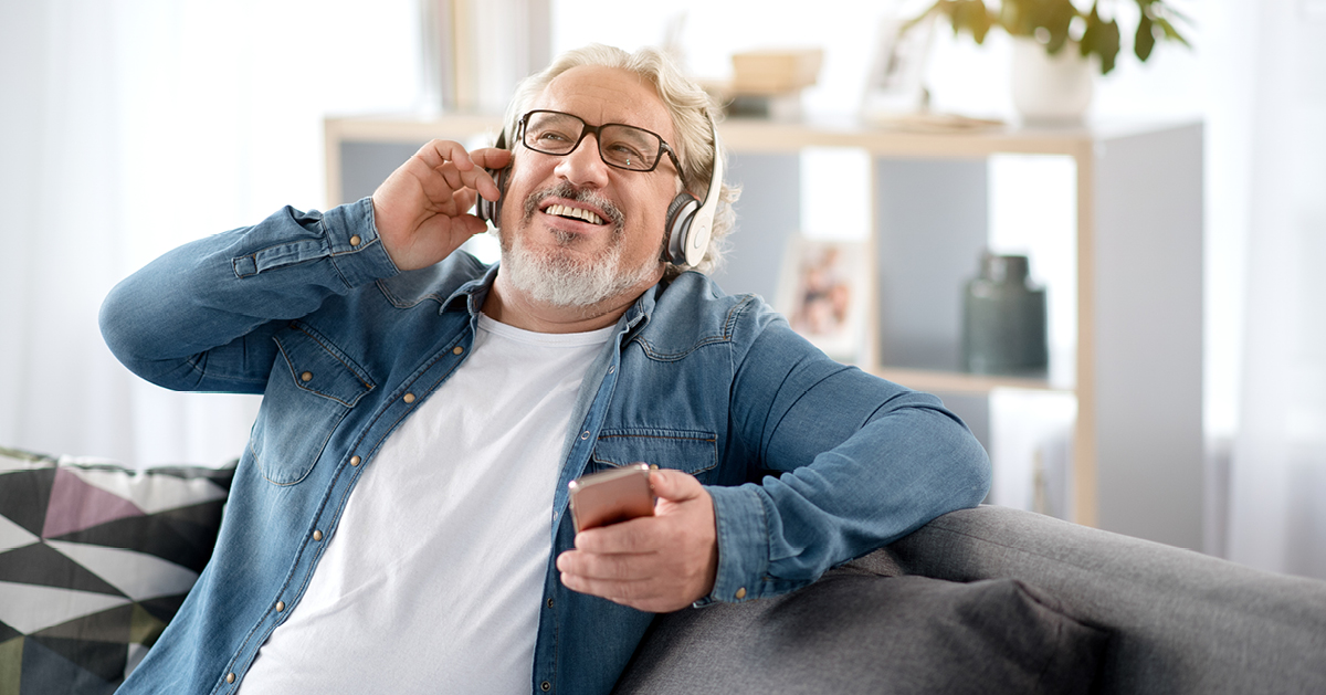 oudere man aan de telefoon