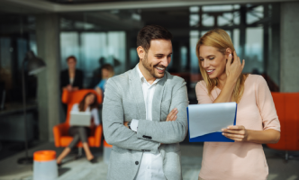 man en vrouw kijkend naar notitie blok