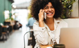 blije vrouw aan de telefoon
