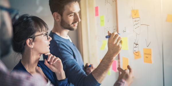 illustratie mensen schrijven op het bord