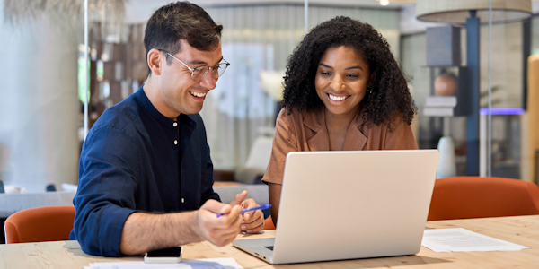 illustratie man en vrouw achter laptop