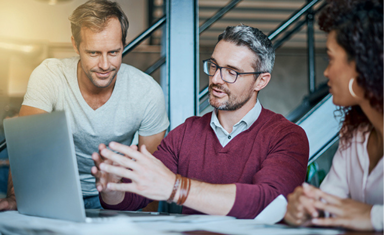 Collegas achter laptop