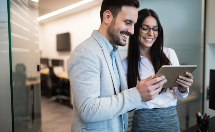 Man en vrouw met iPad