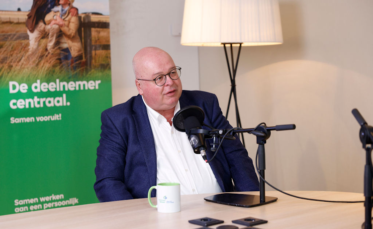 illustratie man achter microfoon