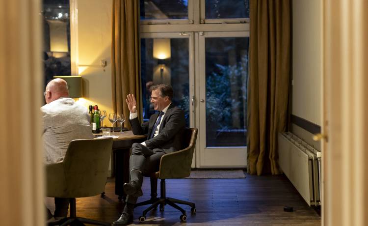 Twee mannen aan tafel met wijn