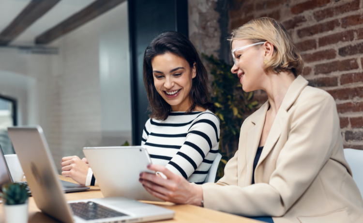 Twee vrouwen met iPad