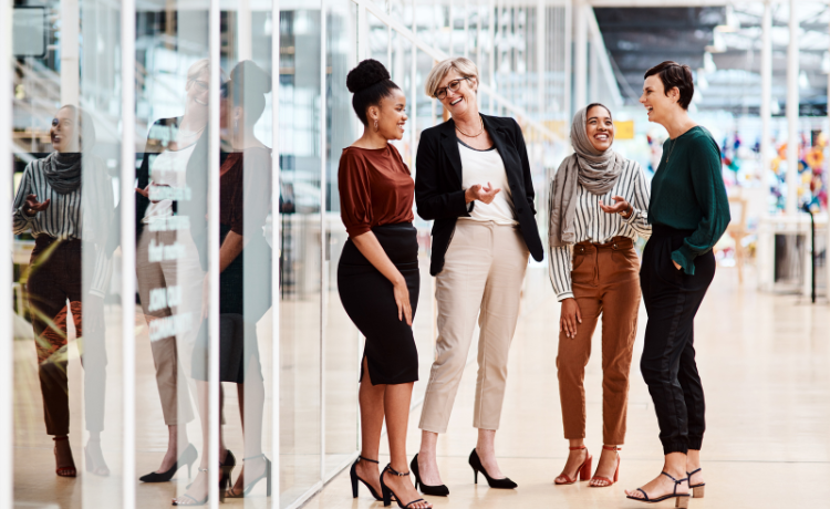Vier vrouwen kantoorgebouw