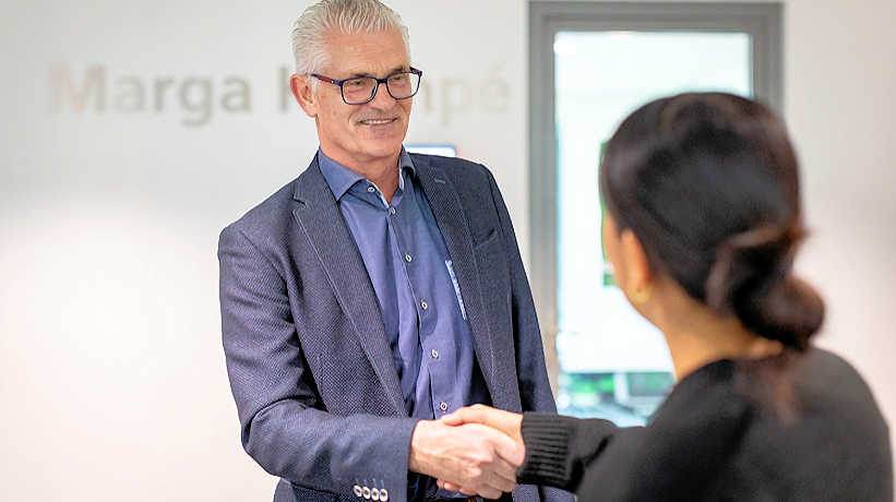 man en vrouw schudden de hand