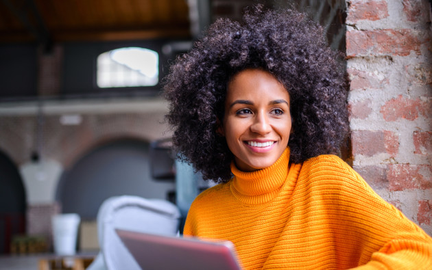 illustratie vrouw in oranje trui